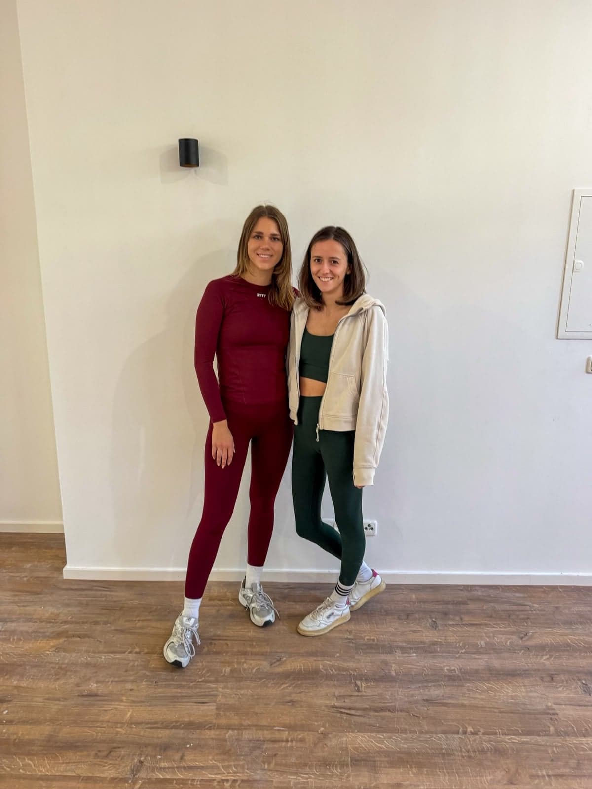 Die Gründerinnen Amelie Haag und Sarah Orth im Ivy Club Studio in Unterhaching